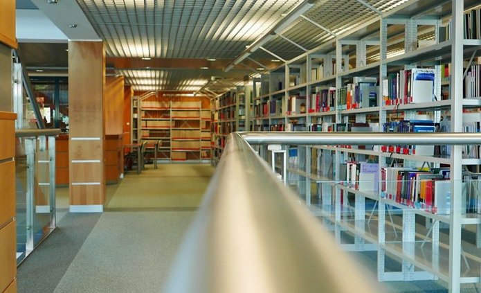 Wnętrze biblioteki, regały z książkami