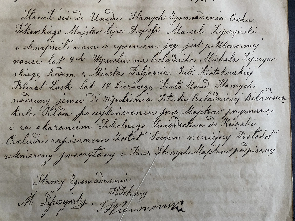 Fragment białej karty z odręcznym wpisem dotyczącym wykonania kuli bilardowej przed czeladnika – tokarza