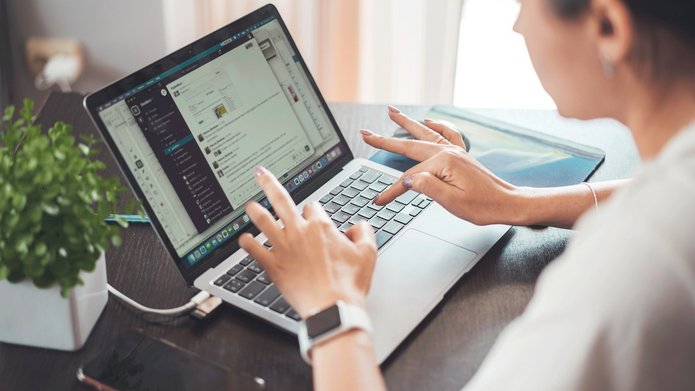 kobieta pracująca na komputerze