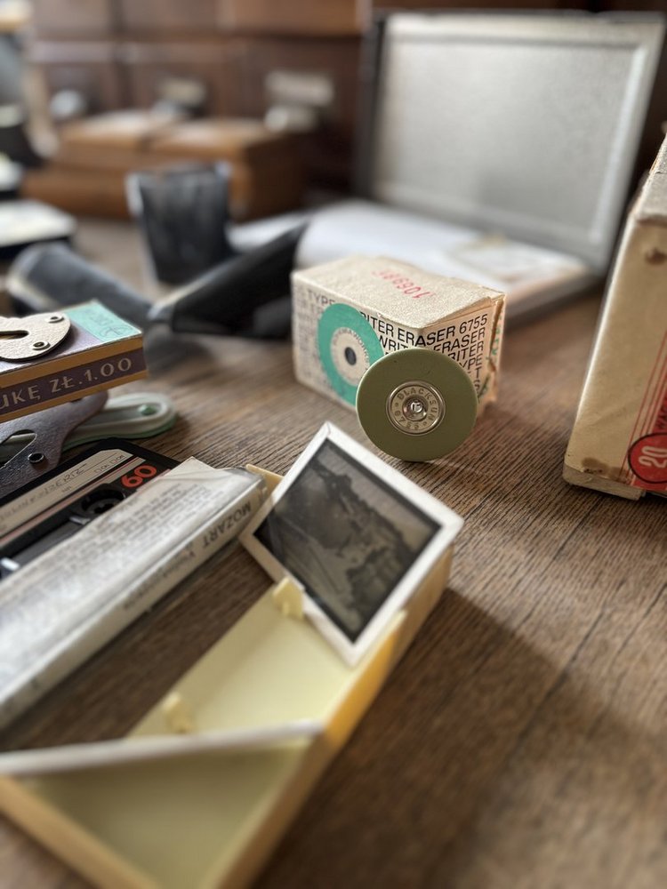 stare przedmioty na stole