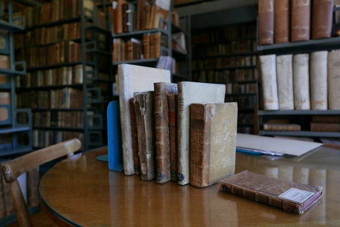 Cenne egzemplarze z kolekcji Biblioteki UŁ. Widoczne grzbiety książek.