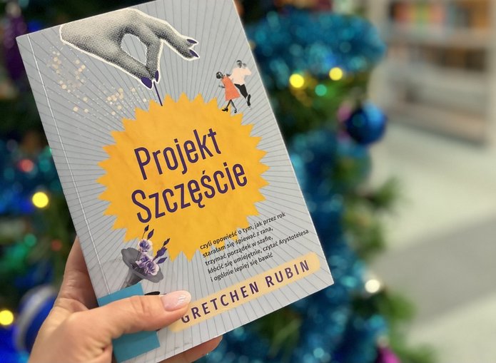 Okładka książki "Projekt Szczęście", w tle świątecznie przystrojona choinka.