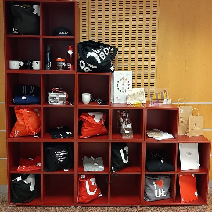 regał z asortymentem sklepu