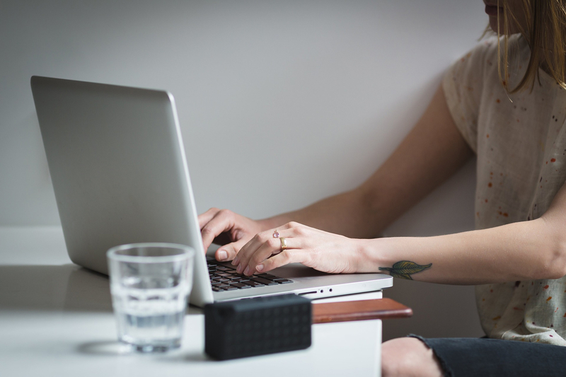 Dziewczyna pisząca na klawiaturze laptopa Dziewczyna pisząca na klawiaturze laptopa