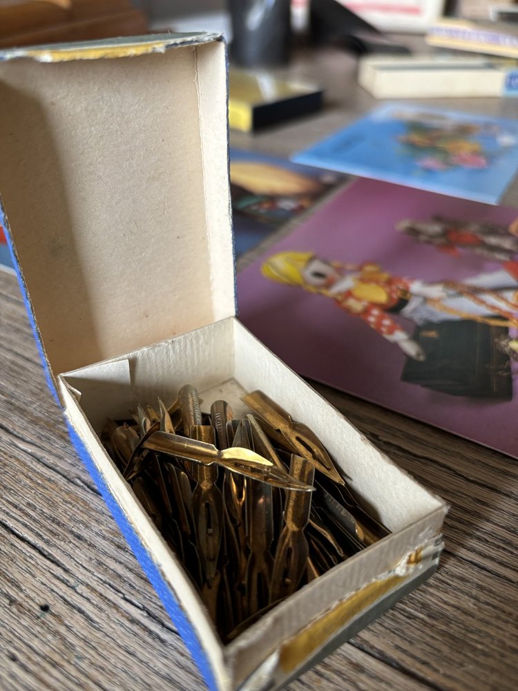 pudełko ma stalówki 