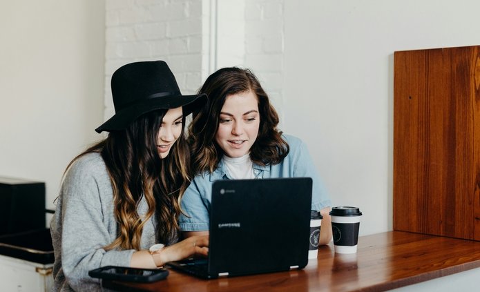 webinar3 dwie studentki siedzące przy komputerze
